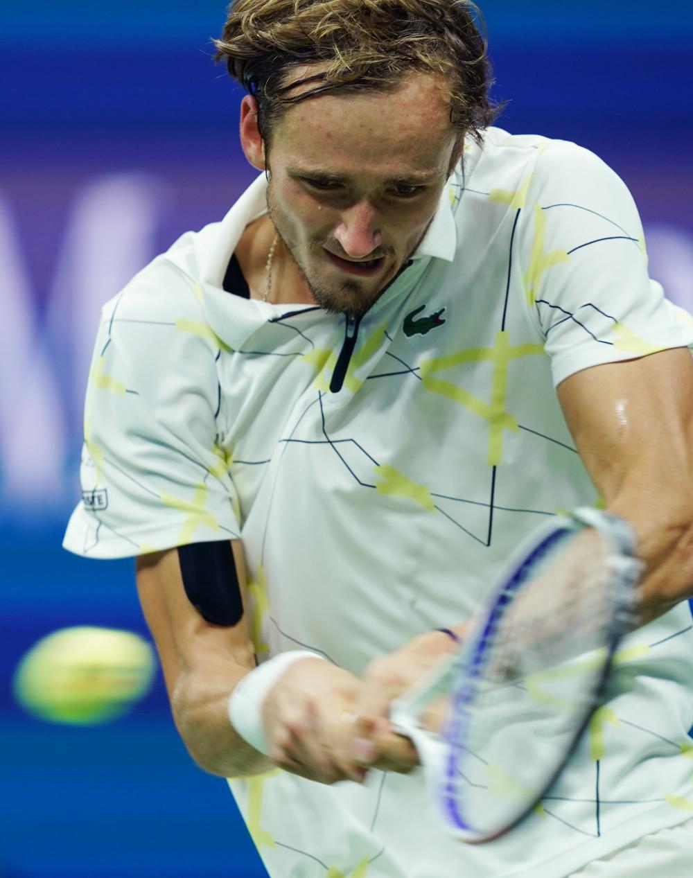 她在网前截 她在网前截